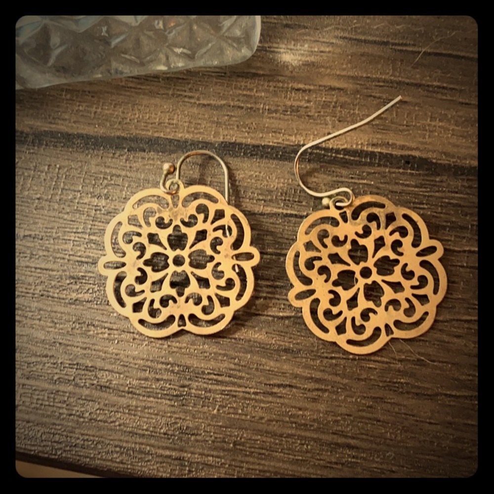 Detailed lightweight earrings